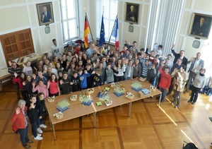 Gruppenbild - Oberbrgermeisterin Petzold-Schick empfngt Schlerinnen und Schler, Lehrer und Schulleitungen aus Straburg und vom Gymnasium St. Paulusheim Bruchsal im Rathaus, gefeiert wird das zehnjhrige Jubilum des Schleraustausches.