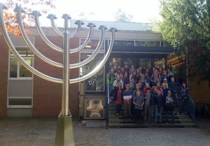 Klasse 7b vor Synagoge